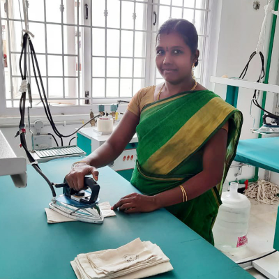 インドの女性を支援する「TriageBeaute」のパッケージ製作風景